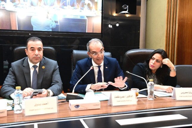 عودة الخدمات البنكية وبيانات شركات المحمول الأربعة وفقاً لوزير الاتصالات