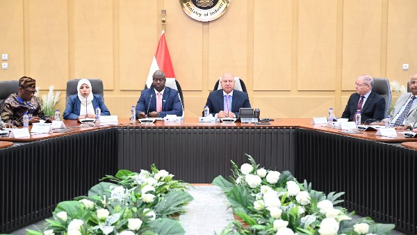 كامل الوزير يتباحث مع نظيره السيراليوني في مجالات النقل والبنية التحتية