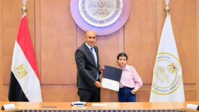 كرم وزير التعليم أوائل الثانوية العامة: «فخورون بكم وبإنجازاتكم»
أوائل الثانوية العامة يكرمون: «فخر التعليم بإنجازاتكم»
وزير التعليم يحتفي بأوائل الثانوية العامة: «تفوقكم سر فخرنا»
تكريم أوائل الثانوية العامة من قبل وزير التعليم: «حماس التفوق وإصرار النجاح»