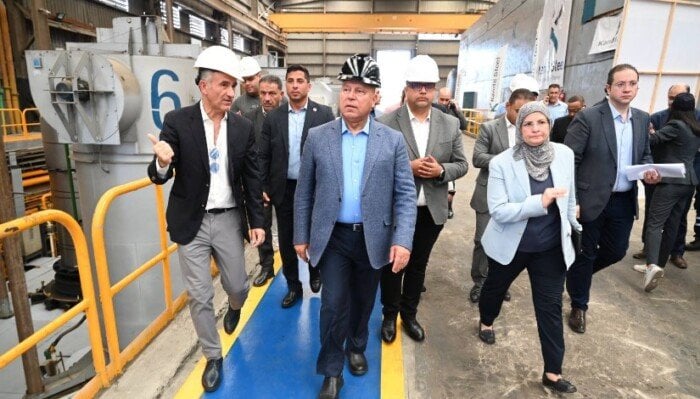 كمال الوزير يتفقد مصانع الأغذية والمعادن ومواد البناء في العبور