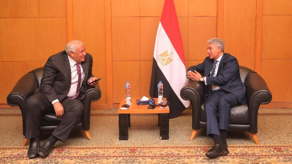 لقاء تمهيدي لتنشيط السياحة في الوادي الجديد بين وزير الآثار والمحافظ
وزير السياحة يناقش تنشيط الحركة السياحية مع محافظ الوادي الجديد
شريف فتحي يجتمع مع محافظ الوادي الجديد لدفع عجلة السياحة بالمحافظة
