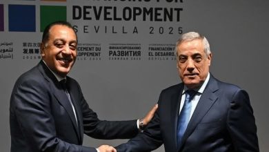 لقاء رئيس الوزراء مع نظيره الجزائري في مؤتمر الأمم المتحدة لتمويل التنمية
