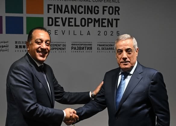 لقاء رئيس الوزراء مع نظيره الجزائري في مؤتمر الأمم المتحدة لتمويل التنمية