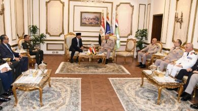لقاء مهم بين وزير الدفاع والقائد الإندونيسي لتعزيز التعاون العسكري
