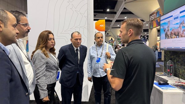 لقاءات مثمرة حول تطوير التطبيقات الذكية للخدمات المحلية