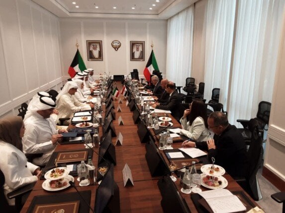 لقاءات مكثفة لوزير النقل مع المسؤولين في الكويت «صور»