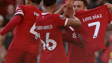 ديوجو جوتا يحمل قميص لويس دياز