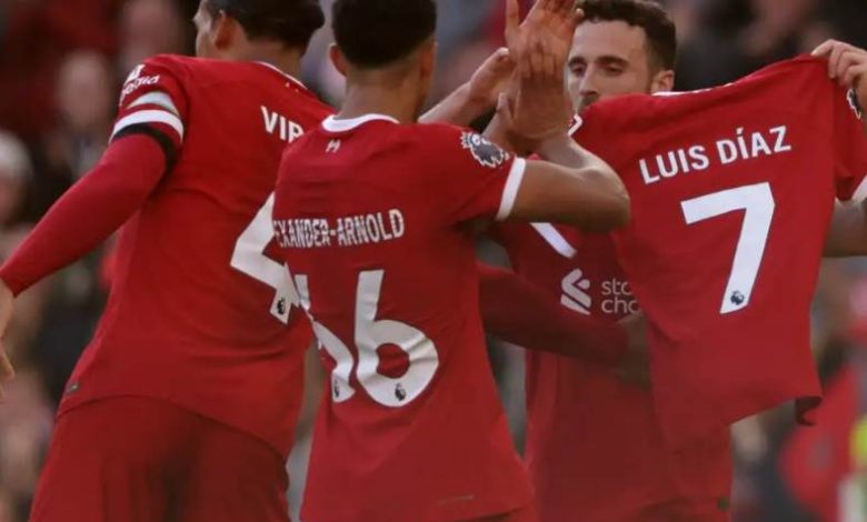 ديوجو جوتا يحمل قميص لويس دياز