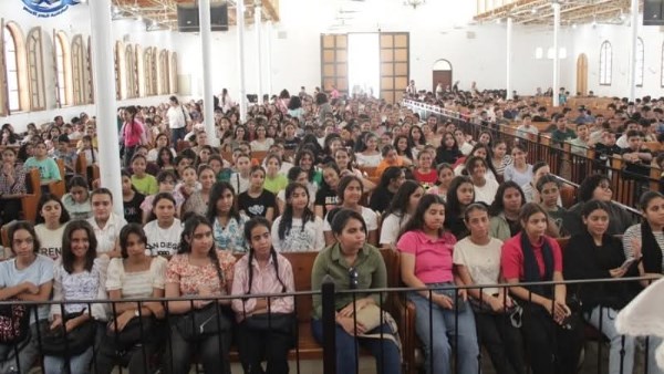 مؤتمر كبير بالفيديو: 900 مشارك في إيبارشية البحر الأحمر für الإعدادية