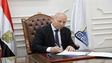 محافظ القاهرة يتابع نقل الباعة الجائلين من حديقة الأزبكية إلى جراج العتبة