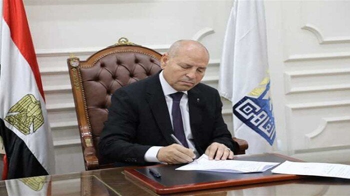 محافظ القاهرة يتابع نقل الباعة الجائلين من حديقة الأزبكية إلى جراج العتبة