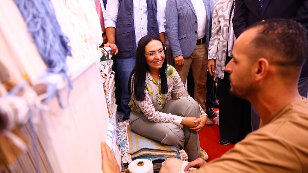 محافظ مطروح يشهد فعاليات معرض "ديارنا للحرف اليدوية والتراثية" بحضور مايا مرسي
وزيرة التضامن الاجتماعي تتفقد معرض "ديارنا للحرف اليدوية" بالساحل الشمالي
مايا مرسي ومحافظ مطروح يتفقدان معرض "ديارنا للحرف اليدوية والتراثية"
فعاليات معرض "ديارنا" تستقطب اهتمام مايا مرسي ومحافظ مطروح
