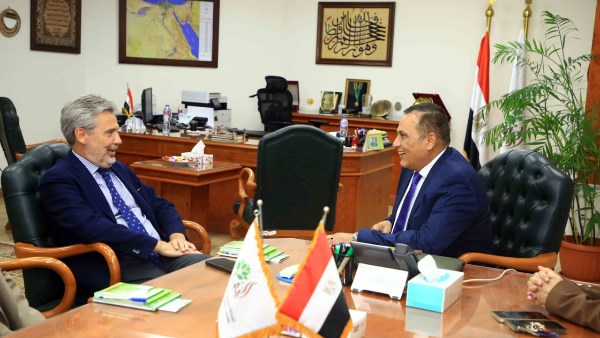 محور التعاون الزراعي: الريف المصري الجديد يلتقي السفير الإيطالي
اجتماعات استراتيجية: الريف المصري الجديد يبحث مع السفير الإيطالي تعزيز التعاون في مجالات الزراعة والطاقة
الريف المصري الجديد في حوار مع السفير الإيطالي حول فرص التعاون الزراعي
جهود مشتركة: الريف المصري الجديد والسفير الإيطالي يناقشان آفاق التعاون في الزراعة والطاقة
