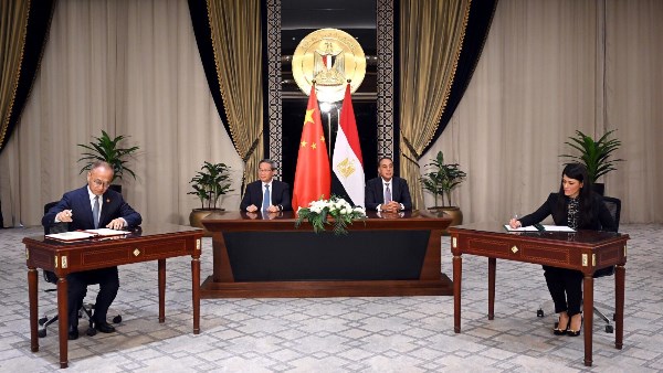 مدبولي ورئيس مجلس الدولة الصيني يوقعان وثائق لتعزيز التعاون المشترك بين البلدين