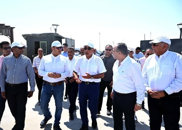 مدبولي يزور محطة تجارب تحلية مياه البحر بالعلمين الجديدة