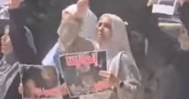 بأعلام إسرائيل.. مظاهرات الإخوان مستمرة أمام سفارة مصر فى تل أبيب.. فيديو