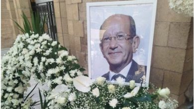 نجوم الفن يتوافدون إلى عزاء لطفي لبيب برفقة وزير الثقافة وأشرف زكي