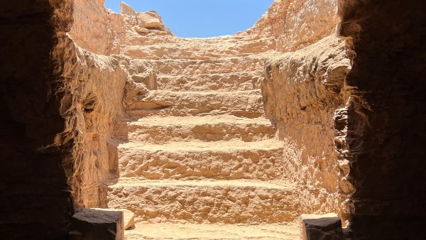 نقوش هيروغليفية جديدة تنبض بالحياة في مقابر ضريح الأغاخان بأسوان
استمرار الاكتشافات الأثرية يكشف عن مقابر جديدة في أسوان
البعثة الأثرية تكشف عن كنوز هيروغليفية في ضريح الأغاخان بأسوان
أسوان تحتضن اكتشافات أثرية جديدة تشمل مقابر بنقوش هيروغليفية
كنوز مصرية قديمة تظهر من جديد في ضريح الأغاخان بأسوان