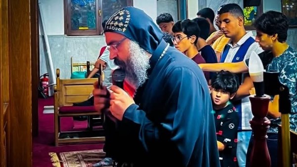 نيافة الأنبا أكسيوس يشارك في صلاة تسبحة تعليمية للأطفال