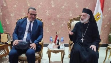 نيافة الأنبا باسيليوس يبحث دعم المرضى مع مدير مركز الأورام بالمنيا