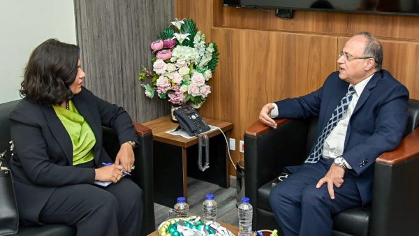 هيئة الدواء المصرية تستمر في دعم زيمبابوي الفني والتنسيقي
الدعم الفني المصري يتواصل مع زيمبابوي
لقاء رسمي بين هيئة الدواء المصرية وسفيرة زيمبابوي
هيئة الدواء تعزز التعاون مع زيمبابوي