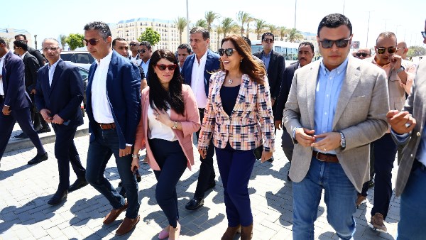 وزير الإسكان يتفقد المدينة التراثية بالعلمين الجديدة مع مجموعة من الوزراء