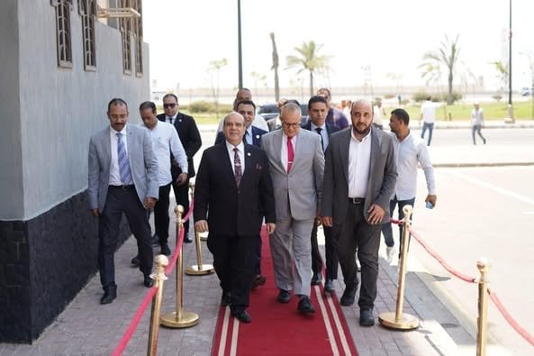 وزير الإسكان يطلع على تقدم المشروعات في الشيخ زايد