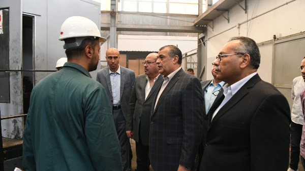 وزير الإنتاج الحربي يزور مصنع 99 لمتابعة العمليات الإنتاجية
الوزير محمد صلاح الدين يؤكد على نجاح سير العمل في مصنع 99
طمأنة العاملين بمصنع 99 على استمرار العملية الإنتاجية من قبل الوزير