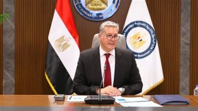 وزير البترول في زيارة لموقع حادث بارج البحري Adam Marine 12 بخليج السويس