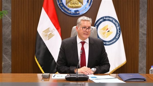 وزير البترول في زيارة لموقع حادث بارج البحري Adam Marine 12 بخليج السويس
