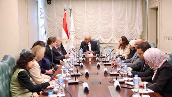 وزير التعليم يعلن عن إطلاق أول مدرسة في مشروع "المدارس المصرية–الألمانية" العام الدراسي المقبل
السفير الألماني يلتقي وزير التربية والتعليم لتعزيز التعاون في التعليم الفني والتقني
إطلاق مشروع "المدارس المصرية–الألمانية" يتصدر لقاء وزير التعليم والسفير الألماني