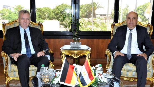 وزير الطيران يلتقي سفير ألمانيا لتوسيع شراكات تطوير المطارات
وزير الطيران يستعرض مع السفير الألماني آفاق تطوير المطارات
وزير الطيران المدني يبحث توسيع التعاون مع سفير ألمانيا في القاهرة