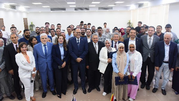 وزير العمل يسلم خريجي قسم الجغرافيا في جامعة بدر شهادات تدريب المساح العام