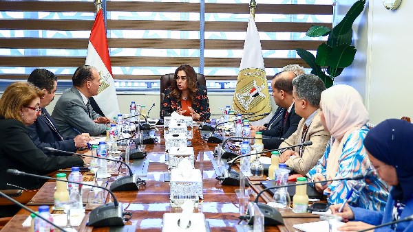 وزيرة التنمية المحلية تستعرض تنفيذ الهوية البصرية في المحافظات
وزيرة التنمية المحلية تراقب تطبيق الهوية البصرية بالمحافظات
اجتماع وزيرة التنمية المحلية لمتابعة تطبيق الهوية البصرية في جميع محافظات الجمهورية