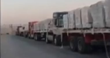 شاهد.. وصول شاحنات المساعدات القادمة من مصر إلى معبر كرم أبو سالم