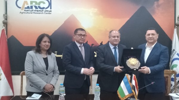 وفد أوزبكي يزور مركز البحوث الزراعية للتعرف على خبرتنا في إنتاج البطاطس