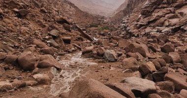 سيول وأمطار غزيرة تضرب وادى الأربعين بسانت كاترين.. فيديو