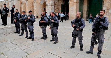 استشهاد 20 فلسطينيا فى انقلاب شاحنة مساعدات أجبرتها إسرائيل على السير بطرق غير آمنة