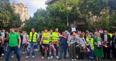 شاهد.. مواطنون يستقبلون موكب الرئيس السيسى بالزغاريد والهتافات بمصر الجديدة