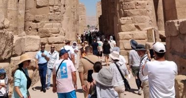 رحلات سياحية واستمتاع لضيوف العالم بين أروقة وأعمدة معابد الأقصر.. صور