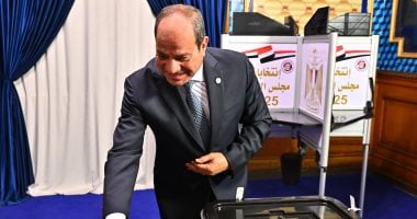 الرئيس السيسى يصوت فى انتخابات الشيوخ.. والمواطنون يستقبلونه بعلم مصر.. فيديو
