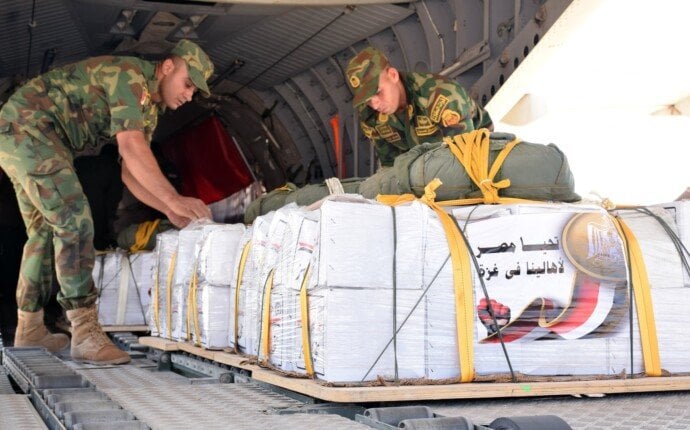القوات المسلحة تنجح في تنفيذ 168 عملية إسقاط جوي للمساعدات في غزة| فيديو