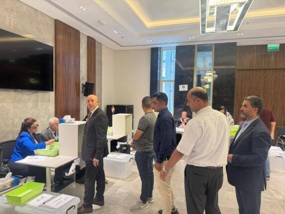 المصريون بلبنان يستمرون في التصويت لانتخابات مجلس الشيوخ
الانتخابات اللبنانية: المصريون يواصلون الإدلاء بأصواتهم لمجلس الشيوخ
تصويت المصريين في لبنان يتواصل لمجلس الشيوخ
المصريون في لبنان يواصلون المشاركة في انتخابات مجلس الشيوخ
