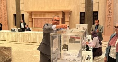 الملحق الثقافي المصري بالسعودية يدلي بصوته في انتخابات مجلس الشيوخ