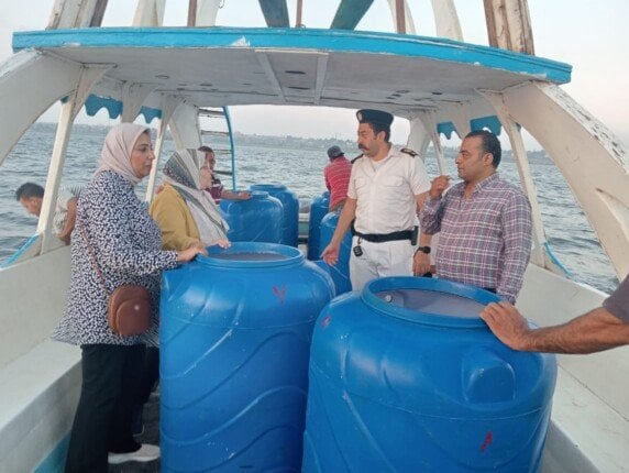 انطلاق عمليات إنزال يرقات الجمبري في بحيرة قارون