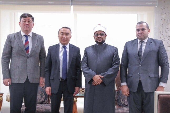 بحث أمين البحوث الإسلامية مع سفير كازاخستان سبل تعزيز التعاون العلمي والثقافي
تعزيز التعاون العلمي والثقافي بين أمين البحوث الإسلامية وسفير كازاخستان
أمين البحوث الإسلامية وسفير كازاخستان يناقشان تعزيز التعاون العلمي والثقافي
اجتماع أمين البحوث الإسلامية وسفير كازاخستان يعزز التعاون العلمي والثقافي
