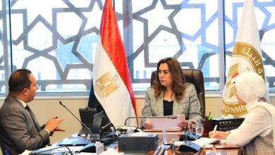 تحسين الوضع البيئي لمصرف المحيط بالمنيا بجهود منال عوض