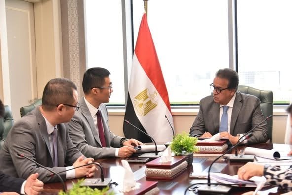 تعاون جديد بين وزير الصحة ورئيس «هواوي» لتعزيز تقنيات الذكاء الاصطناعي