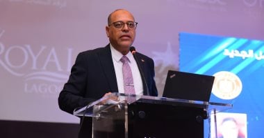 حصاد الوزارات.. وزير العمل يسلم 93 عقدا لمصريين فى البوسنة والإمارات والأردن