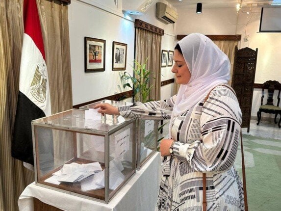 توافد الناخبين مستمر على لجان التصويت في انتخابات الشيوخ 2025 بالهند وباكستان وبنجلاديش